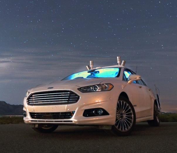 Ford testet autonom fahrende Ford Fusion-Forschungsfahrzeuge in völliger Dunkelheit als der Teil der Weiterentwicklung der LiDAR-Sensortechnologie und zeigt wie weit deren Fähigkeiten über die des Menschen hinausgehen 